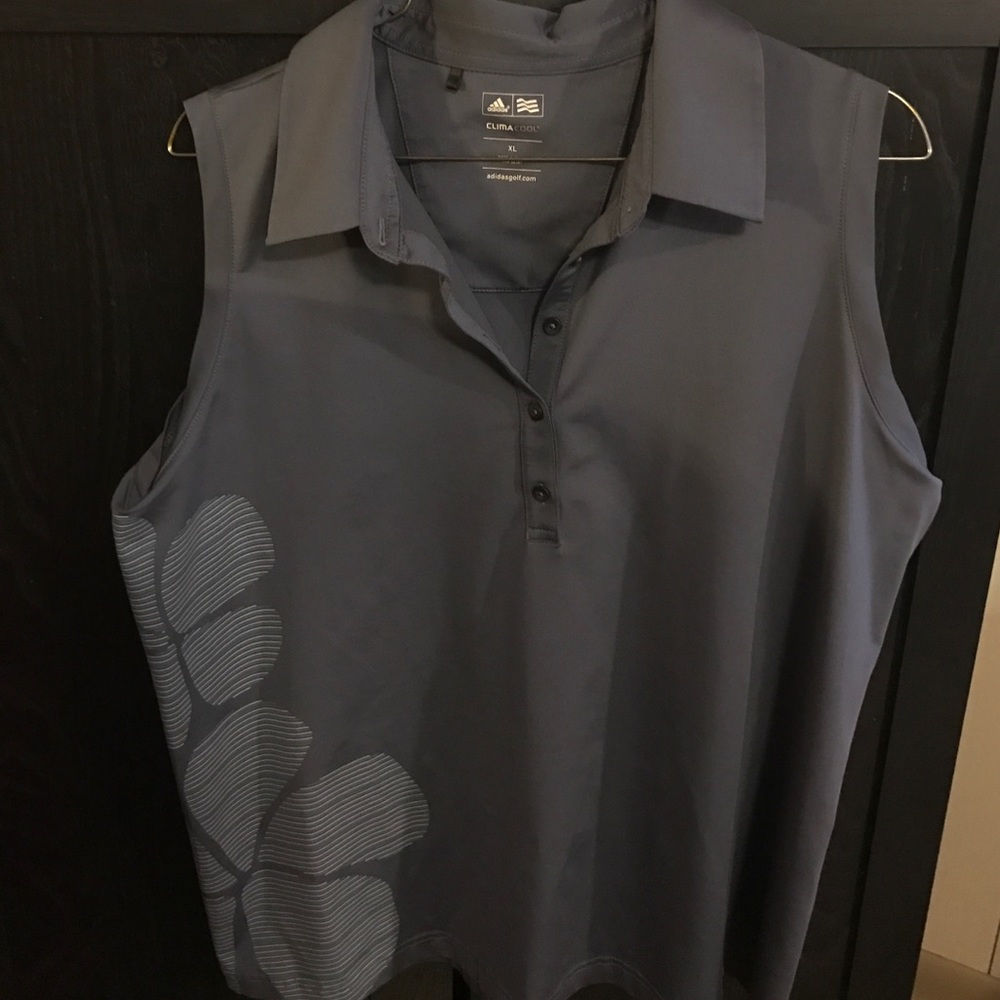 Sleeveless golf shirt