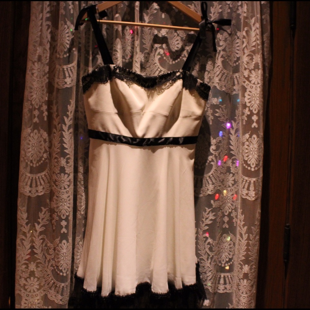 Formal dress. Details available on further request