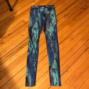 Under Armour yoga/running pants in texture print