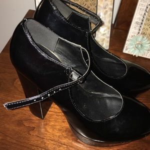 Patent Leather Chunky Heels w. Slim Strap