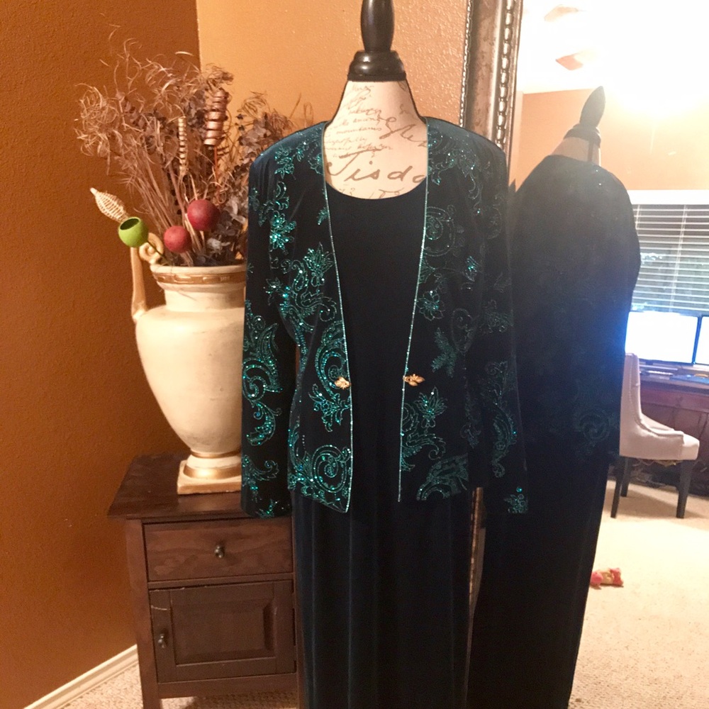 Elegant Velvet Evening Gown in Emerald