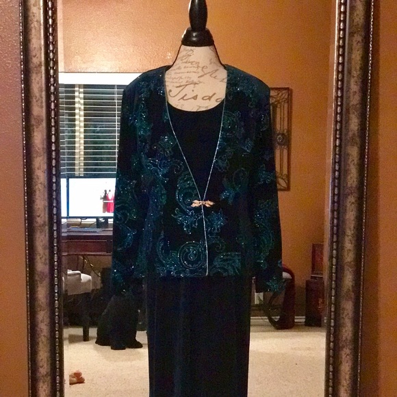 Elegant Velvet Evening Gown in Emerald - Picture 2 of 3