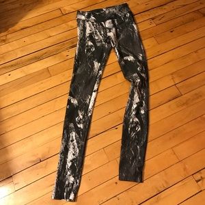 Under Armour yoga/running pant texture print