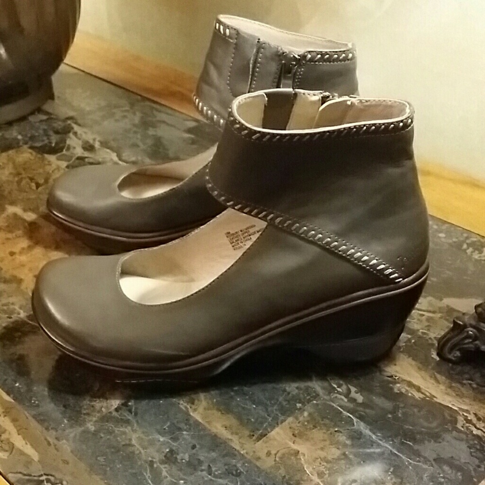 Jambu Leather Booties size 10