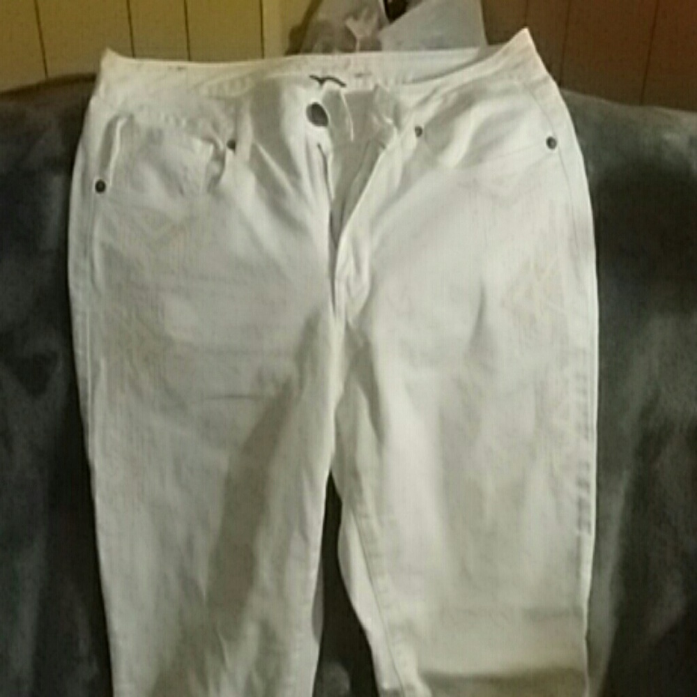 American Eagle Cropped white pants