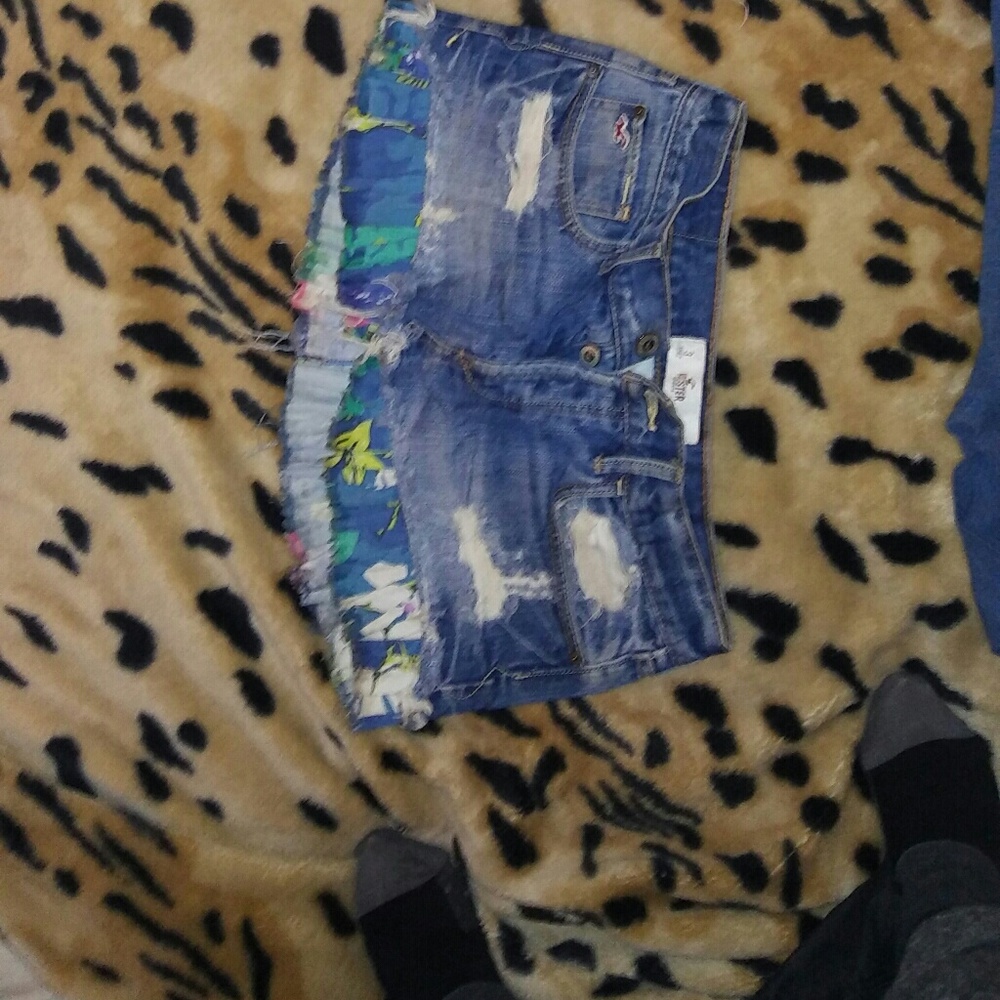 Hollister distressed transport with ruffle undersk