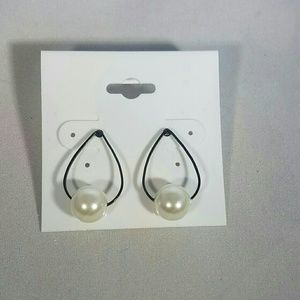 Pearl post earring NWT