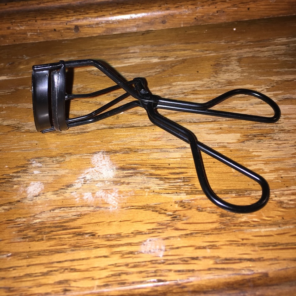 Eyelash curler