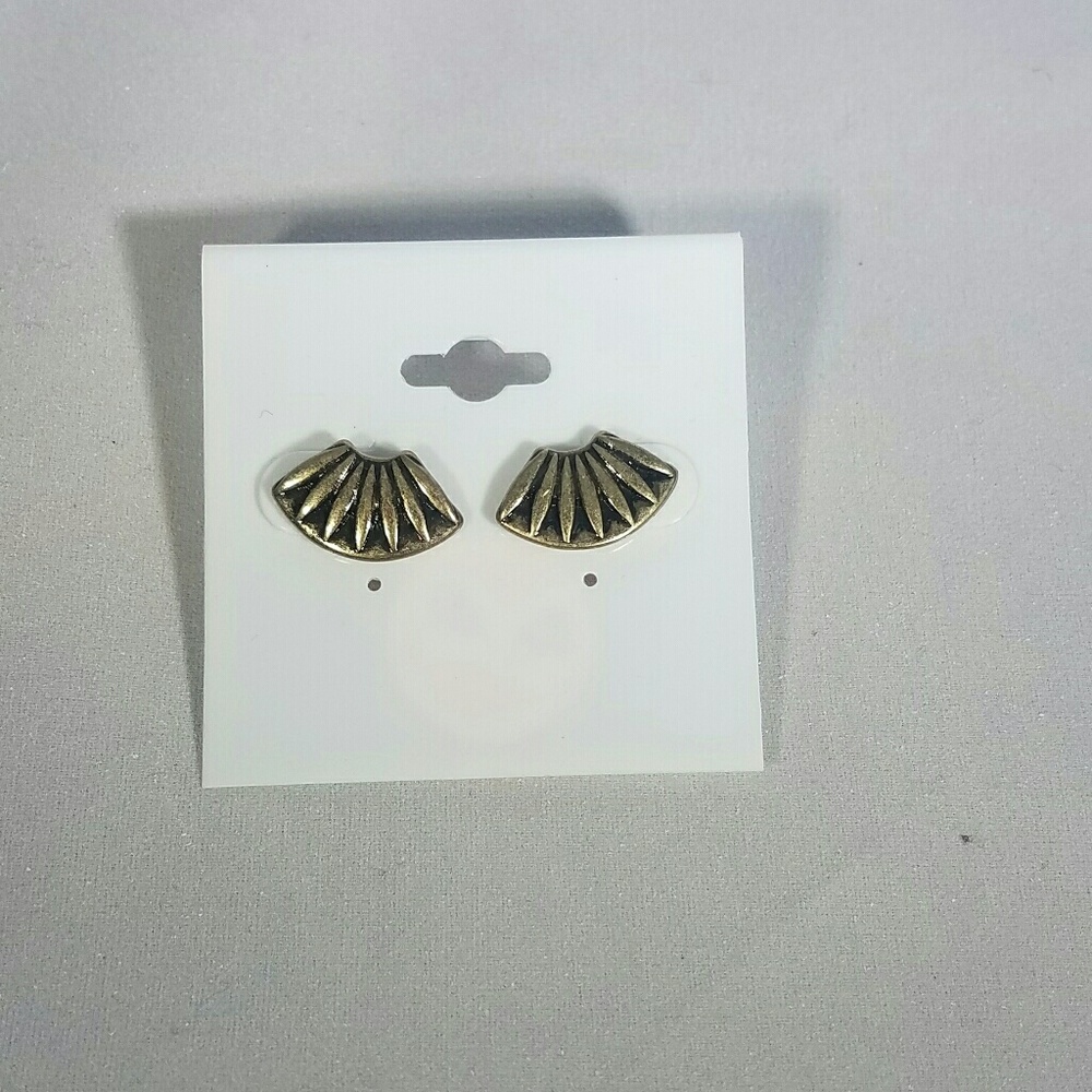 Post earring NWOT