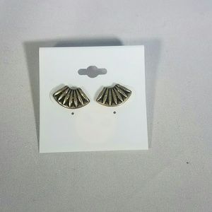 Post earring NWOT