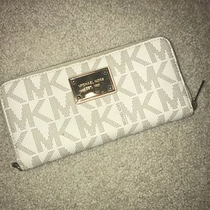 Michael Kors Vanilla Zippy Wallet