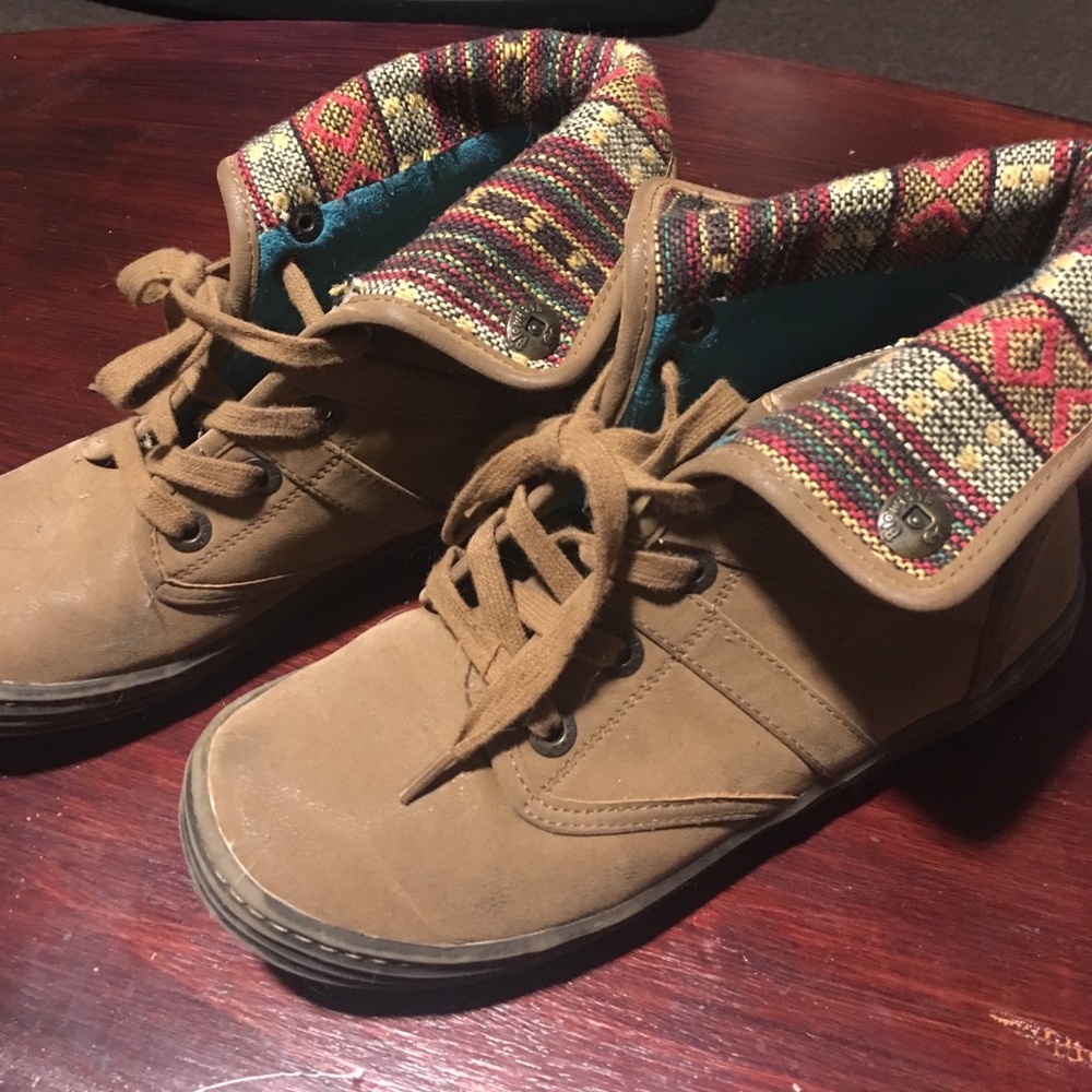 Blowfish drug rug boots!