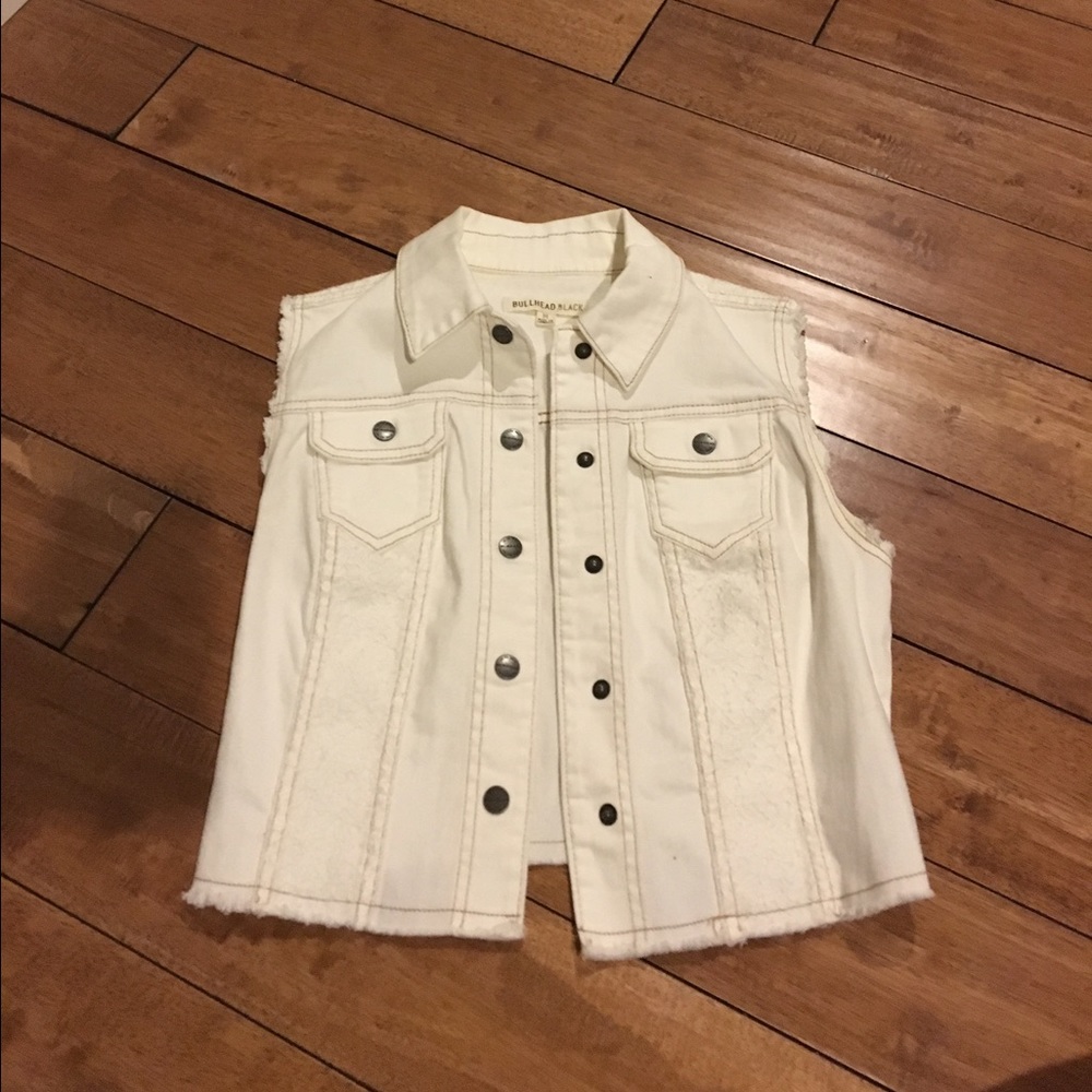 White bullhead brand jean vest. Medium