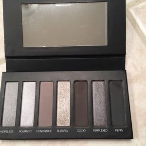 Younique moonstruck Eyeshadow Palette 2