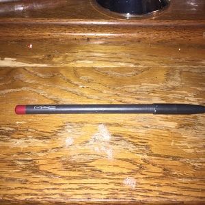 MAC lip liner in Brick