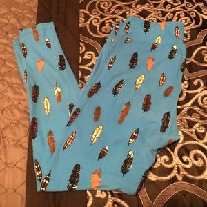 TC Lularoe feather leggings