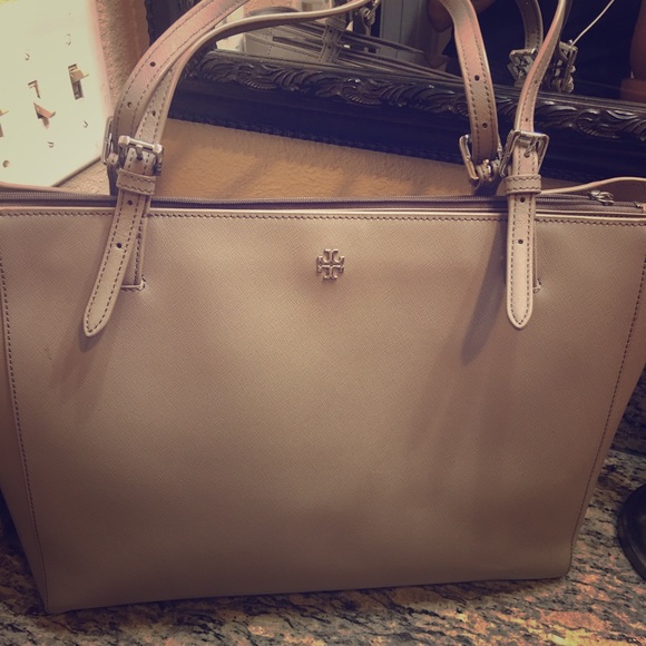 Tory Burch Handbags - Tory Burch York Buckle Tote in French Gray