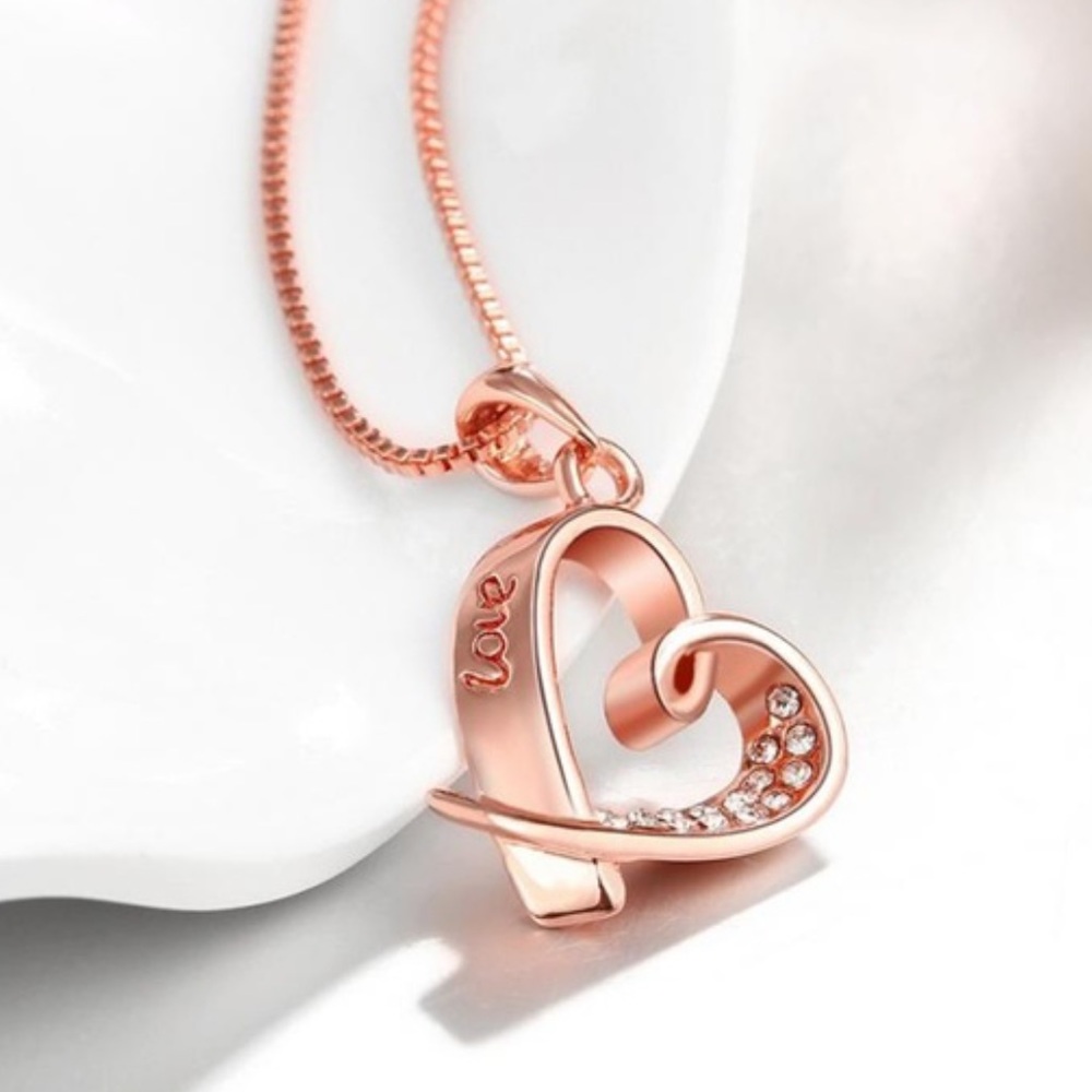 Rose Gold/Crystal Heart ❤️ Pendant Necklace. - Picture 2 of 5