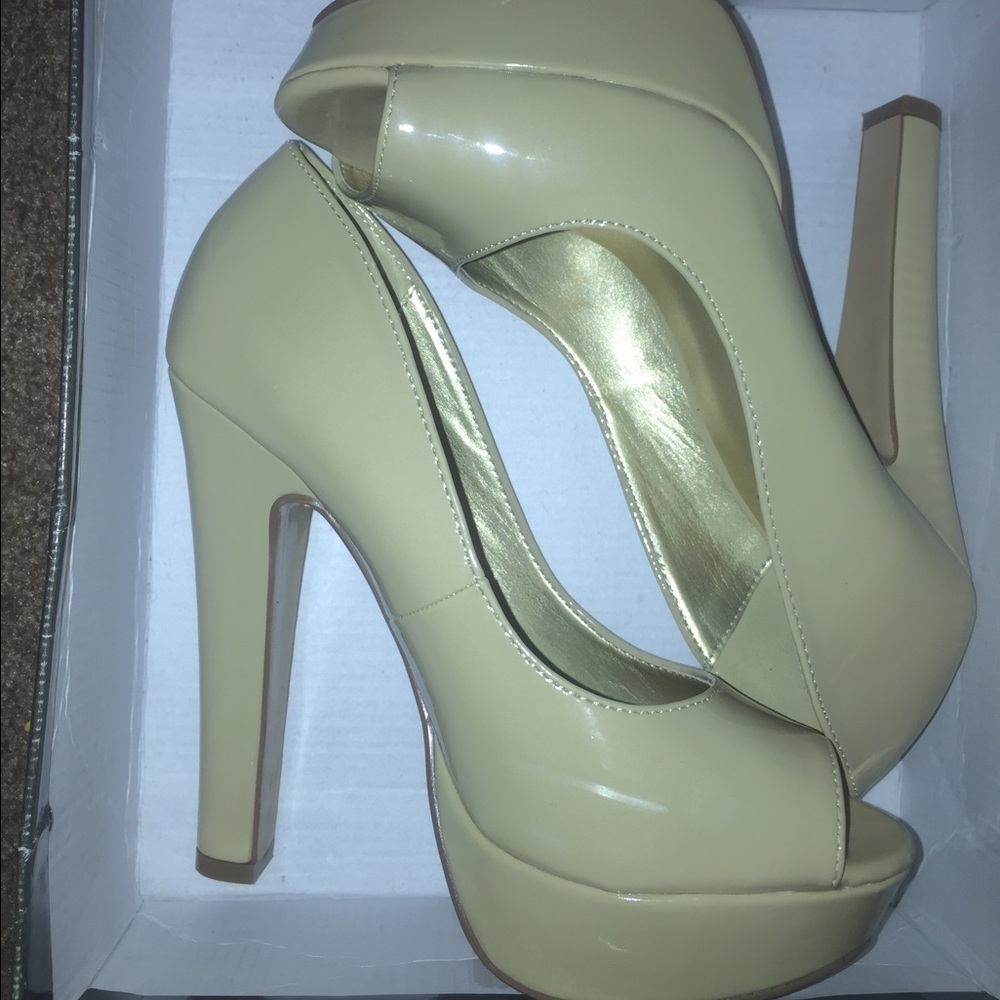 Nude pumps