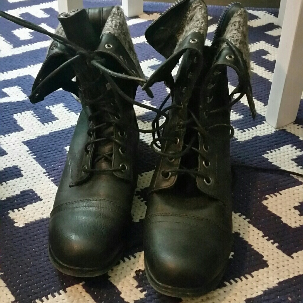 Black combat boots! Flat feet friendly