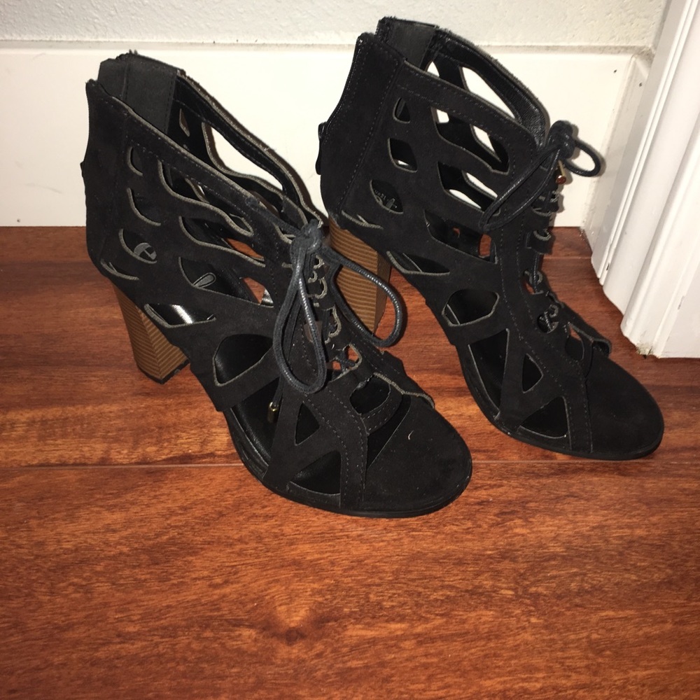 Beautiful laced heels 👠