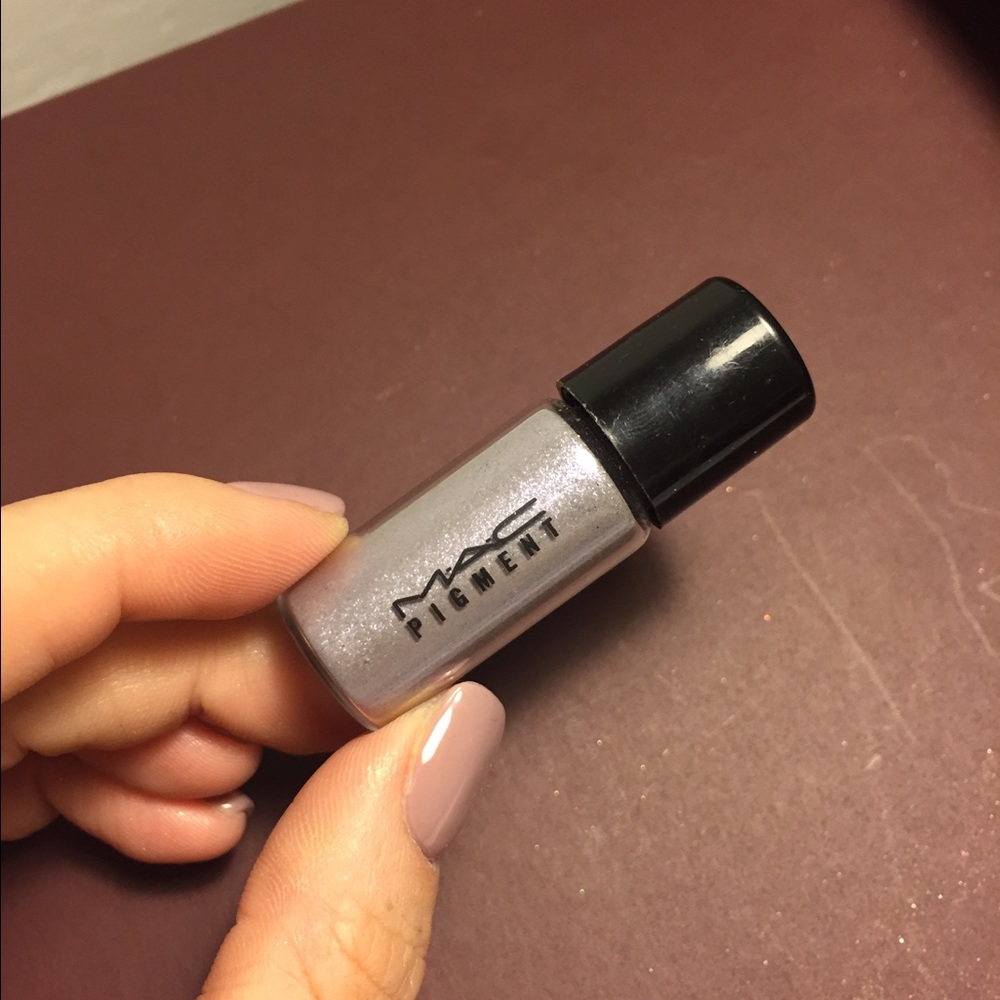MAC pigment "softwash grey"