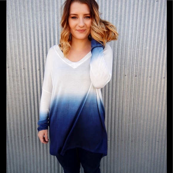 💥Boutique Closing💥Blue ombré long sleeve top - Picture 1 of 3