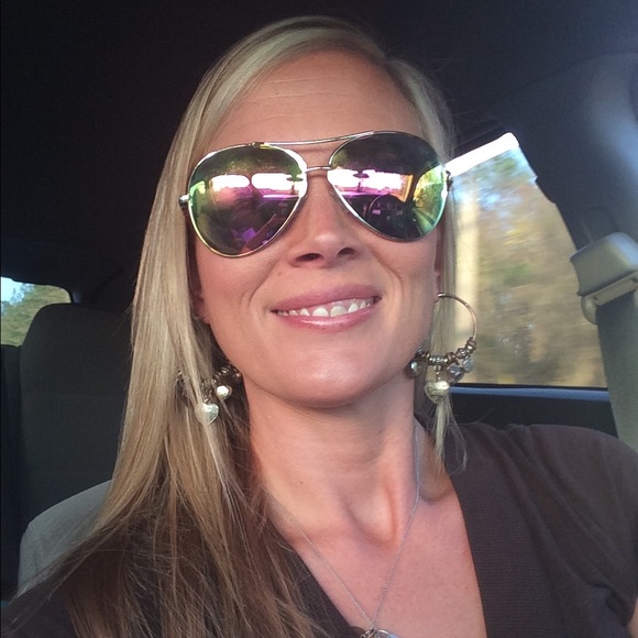 Meet your Posher, Jennifer - Picture 2 of 3