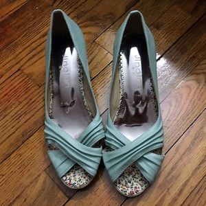 Lady green leather pumps