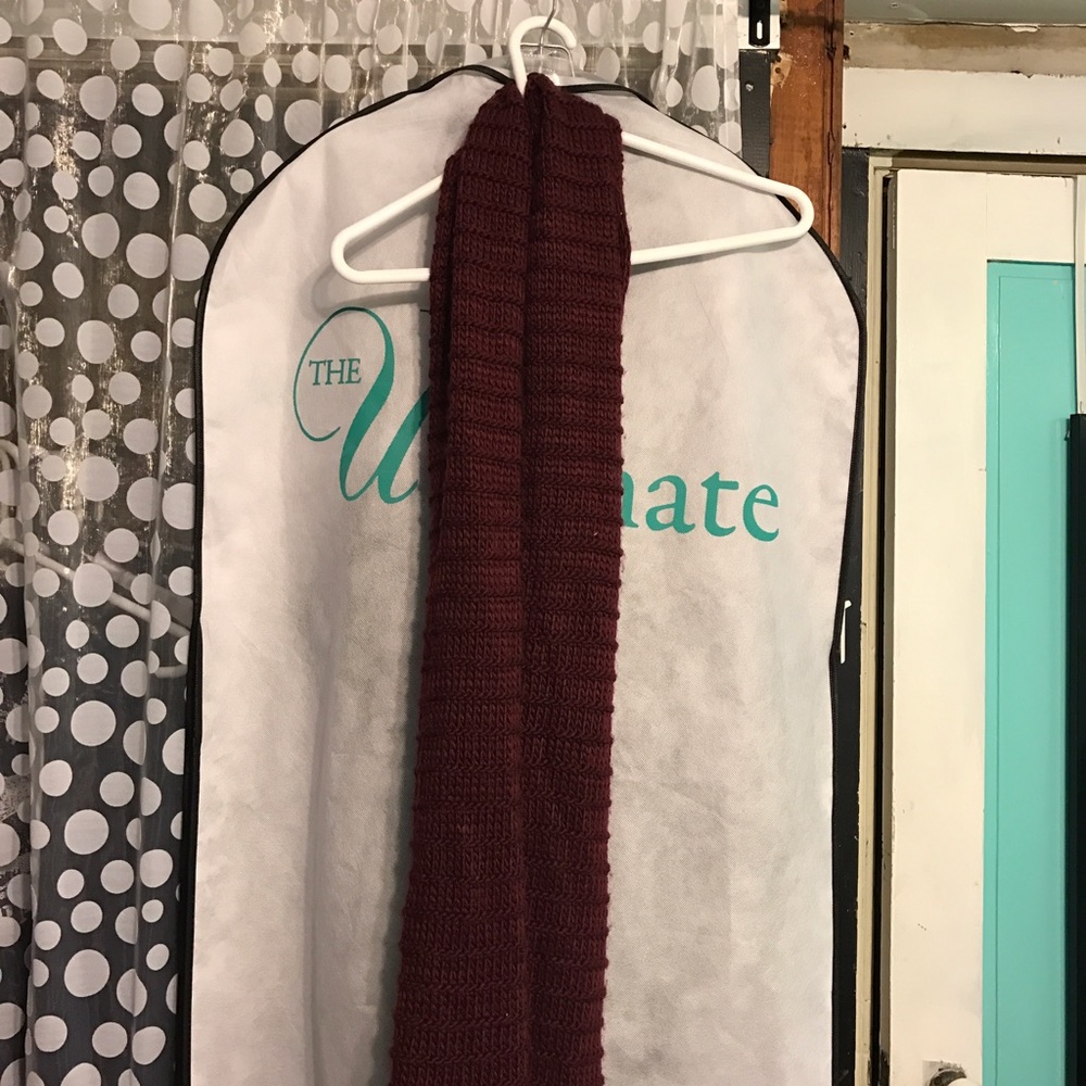 FOREVER 21 MAROON SCARF