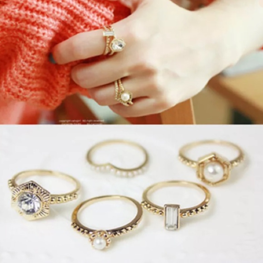 🎉 Gold Colored 5-Piece Ring Set Size 7 - Picture 3 of 3