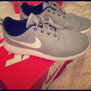Nike Roshes size 8/5