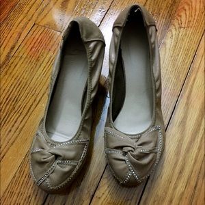 Lady light brown leather pumps