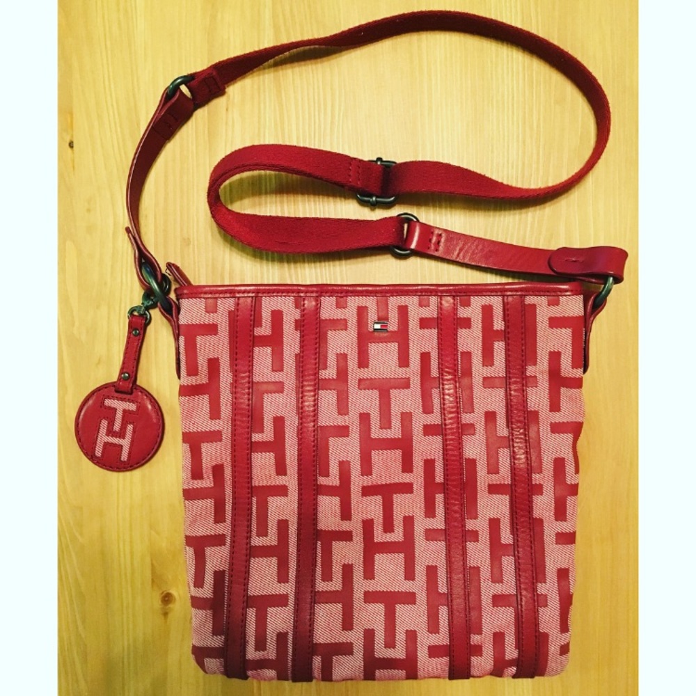 📍Tommy Hilfiger Crossbody Purse