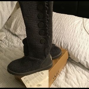 UGGS fringe cardy size 9