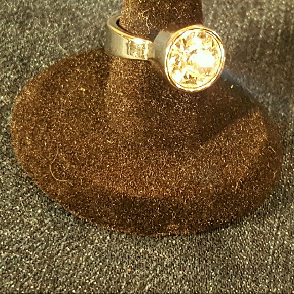 SWAROVSKI CRYSTAL SOLITAIRE - Picture 2 of 6