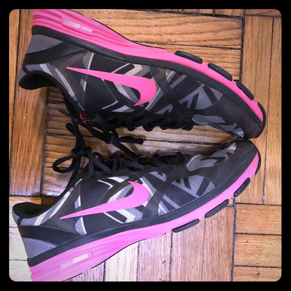 Nike Dual Fusion Women's Sneakers