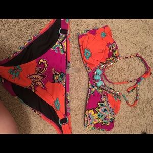 Size L, very cute just don't wear it anymore