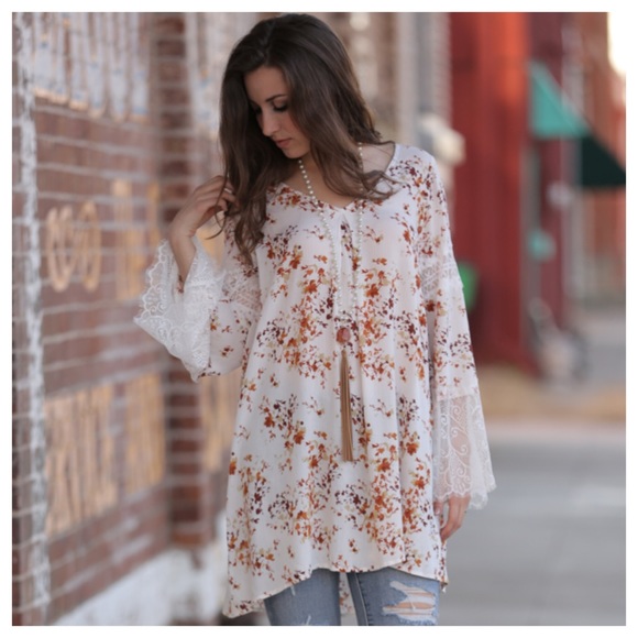 ✨LAST✨Gorgeous lace detail bell sleeve printed top - Picture 2 of 4