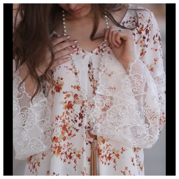 ✨LAST✨Gorgeous lace detail bell sleeve printed top - Picture 3 of 4
