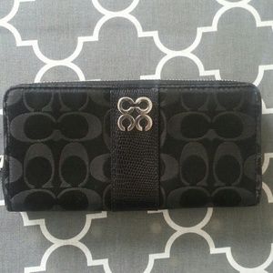 Full zip authentic coach wallet ♡WEEKEND SALE♥