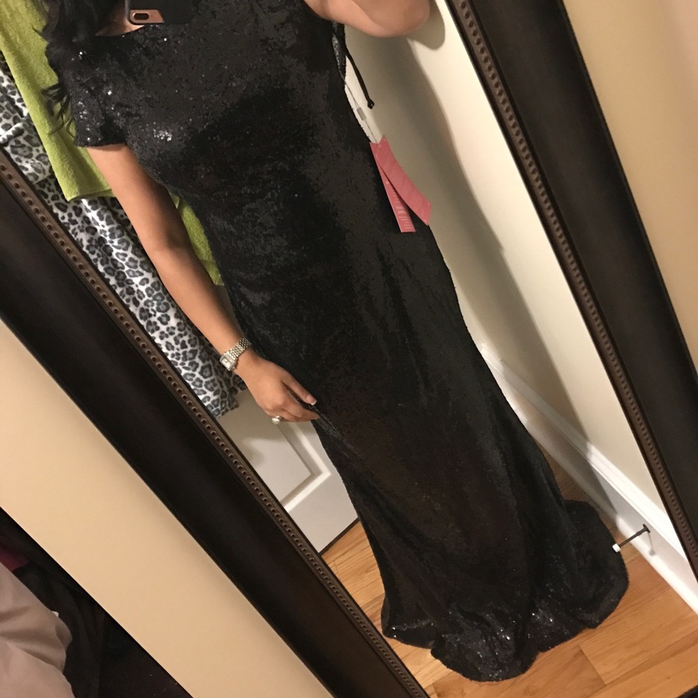 ❌❌SOLD❌❌Black sequin cap sleeve gown