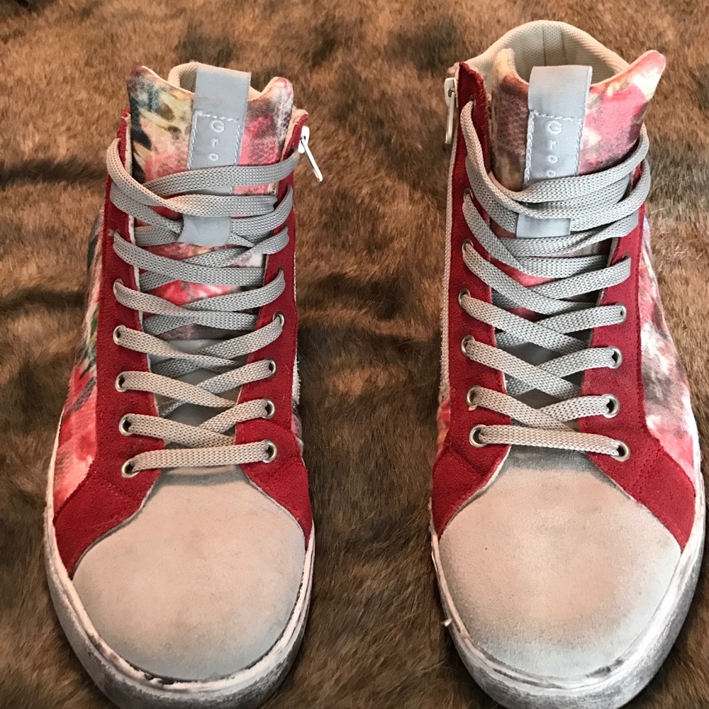 High top groovy sneakers
