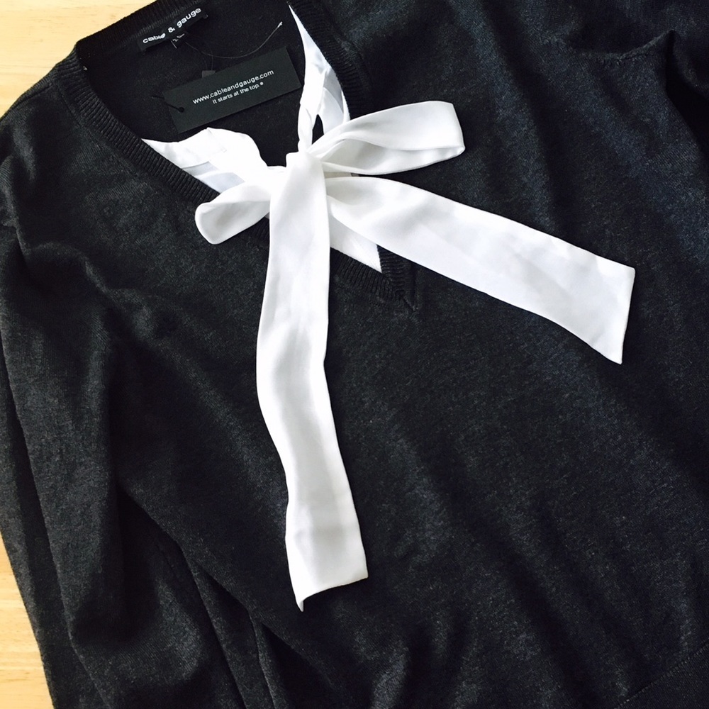 NWT Cable & Gauge Heather Gray Sweater w/bow