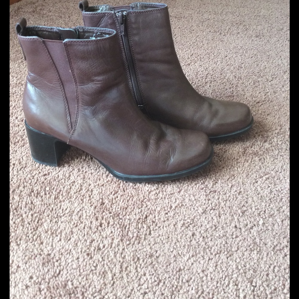 Clarks leather booties sz7