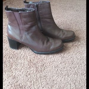 Clarks leather booties sz7