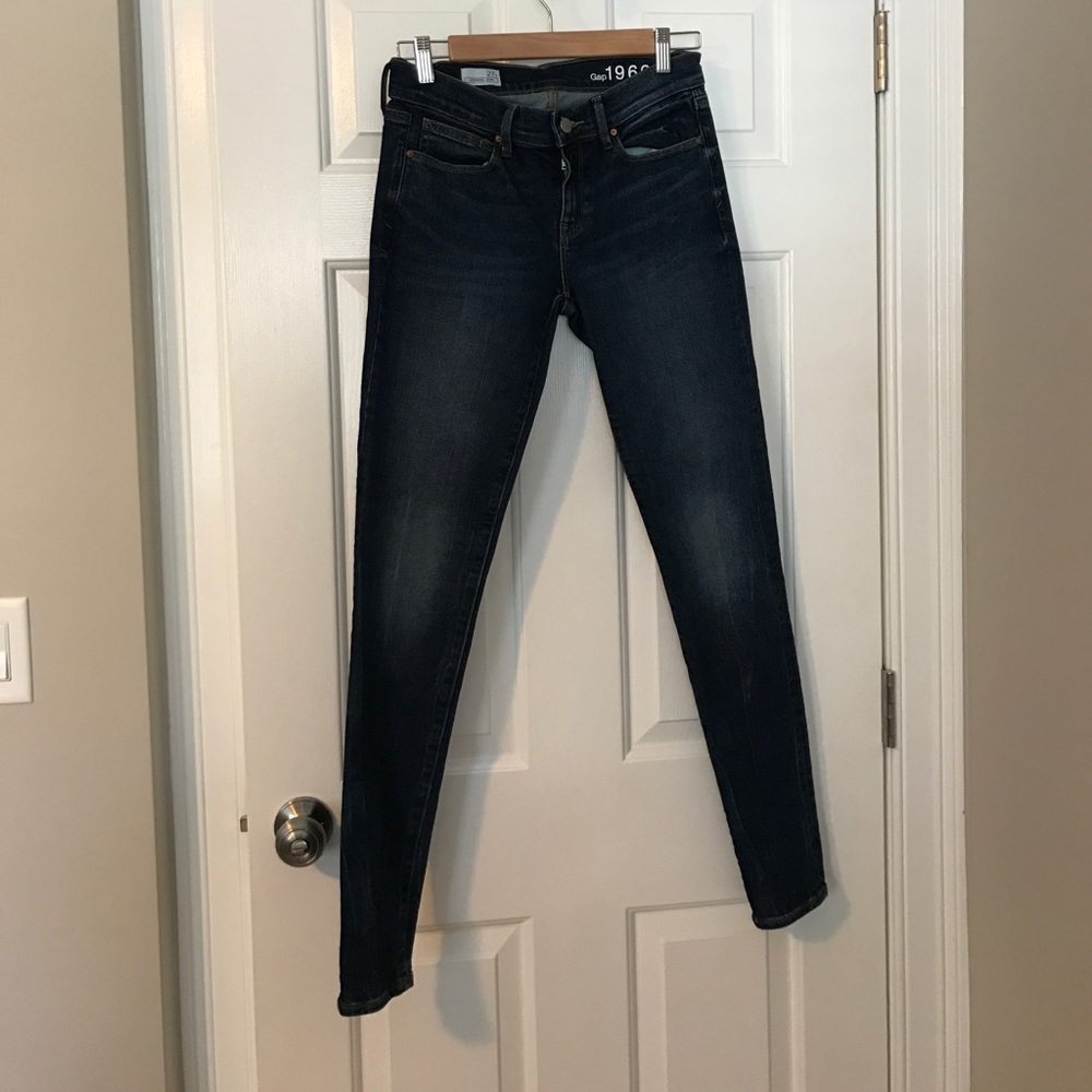 SOLD - GAP LEGGING JEANS- 27L