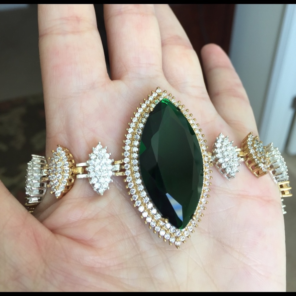 HP 🎉🎉 New silver and real Emerald Topaz bracelet