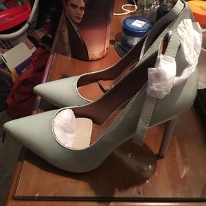 Gray pumps