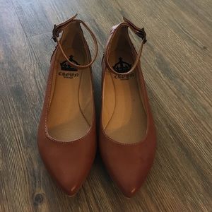 NEW! Tan Crown Vintage studded pointed toe flats